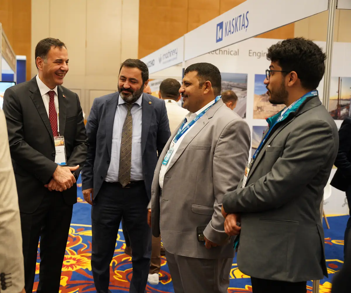 Delegates in conversation at an exhibitor stand during a previous IGIC conference